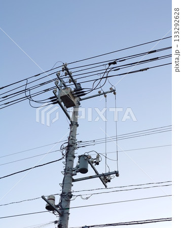 電柱に付いている開閉器と柱上変圧器 133292628