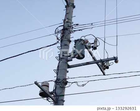 電柱に付いている柱上変圧器 133292631