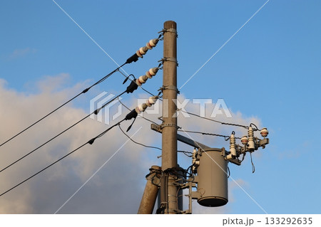 電柱に付いている柱上変圧器 電柱に付いている柱上変圧器 133292635
