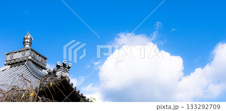 青空と雲と屋根のシンプルな風景 青空と雲と屋根のシンプルな風景 133292709