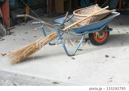 一輪車に乗った掃除道具 一輪車に乗った掃除道具 133292795