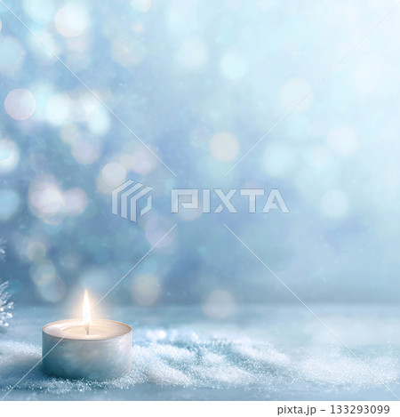 冬のキャンドルと雪景色の幻想的なボケ背景 133293099
