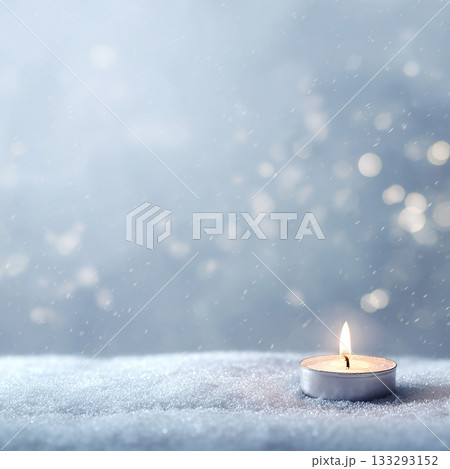 冬のキャンドルと雪のきらめき背景・幻想的なボケの冬イメージ 冬のキャンドルと雪のきらめき背景・幻想的なボケの冬イメージ 133293152