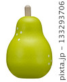 木製の洋ナシ／緑色のフルーツおもちゃ／木製オブジェ（白背景） 133293706
