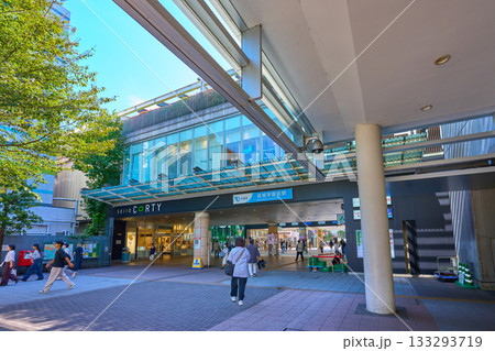 東京都世田谷区の小田急線 成城学園前駅の北口を見る 133293719