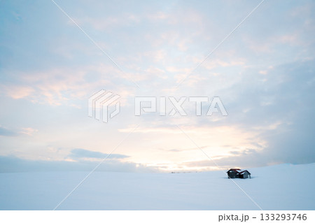 北海道北見市の厳冬期に雪原に佇む小屋と柔らかい朝焼けの光が広がる静寂な冬の風景写真 北海道北見市の厳冬期に雪原に佇む小屋と柔らかい朝焼けの光が広がる静寂な冬の風景写真 133293746