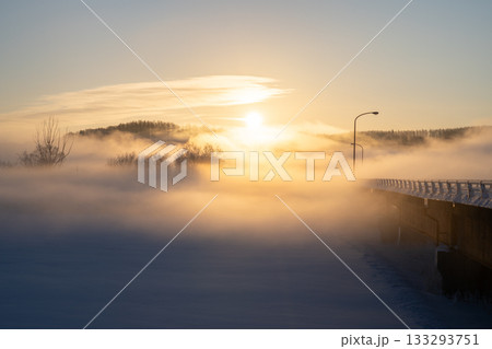 北海道北見市の厳冬期、ー30度の早朝に撮影した朝霧と朝日の幻想的な風景写真 北海道北見市の厳冬期、ー30度の早朝に撮影した朝霧と朝日の幻想的な風景写真 133293751