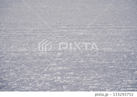 北海道網走市の厳冬期に撮影した流氷に覆われたオホーツク海の幻想的で美しい冬の風景写真 133293752