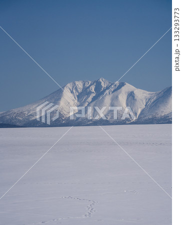 北海道美瑛町の雪原にそびえるオプタテシケ山を望む青空が広がる冬の美しい風景写真 北海道美瑛町の雪原にそびえるオプタテシケ山を望む青空が広がる冬の美しい風景写真 133293773