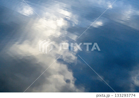 北海道下川町サンルダムの穏やかな水面に映る青空と白い雲の美しい反射が印象的な静寂の自然風景写真 北海道下川町サンルダムの穏やかな水面に映る青空と白い雲の美しい反射が印象的な静寂の自然風景写真 133293774