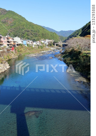 秋の土居川を静かに眺める (高知県 仁淀川町) 秋の土居川を静かに眺める (高知県 仁淀川町) 133293888
