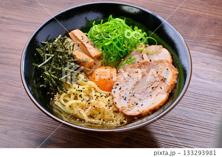 油そばのイメージ。トッピングは卵黄、チャーシュー、シナチク、ネギ、刻み海苔、ごまです。タレは丼の下。 油そばのイメージ。トッピングは卵黄、チャーシュー、シナチク、ネギ、刻み海苔、ごまです。タレは丼の下。 133293981