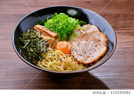 油そばのイメージ。トッピングは卵黄、チャーシュー、シナチク、ネギ、刻み海苔、ごまです。タレは丼の下。 油そばのイメージ。トッピングは卵黄、チャーシュー、シナチク、ネギ、刻み海苔、ごまです。タレは丼の下。 133293982