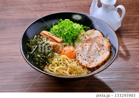 油そばのイメージ。トッピングは卵黄、チャーシュー、シナチク、ネギ、刻み海苔、ごまです。タレは丼の下。 133293983