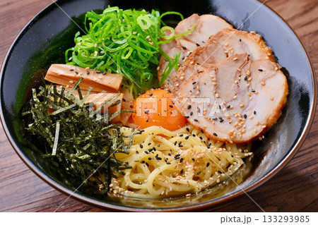 油そばのイメージ。トッピングは卵黄、チャーシュー、シナチク、ネギ、刻み海苔、ごまです。タレは丼の下。 133293985