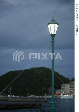 ランタン型街路灯と漁港 133294164