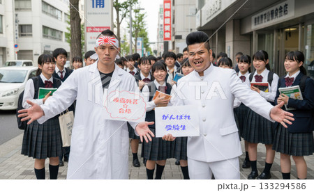 通学路で勝手に受験生を応援するプラカードを持った暴走族の二人組 133294586