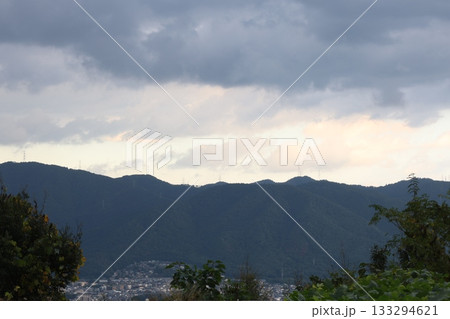 山から見た夕日 133294621