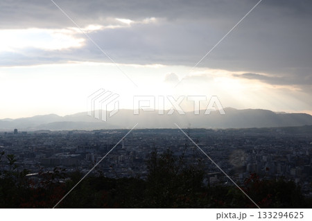 山から見た夕日 133294625