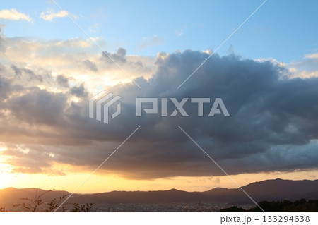 雲の隙間から見える夕焼け 133294638