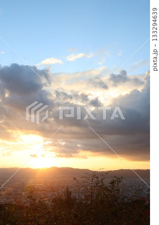 山から見た夕暮れの街 山から見た夕暮れの街 133294639