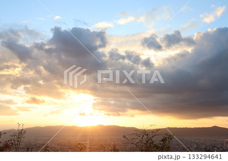 山から見た夕暮れの街 133294641