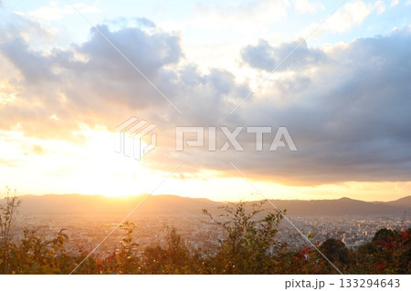 山から見た夕暮れの街 133294643