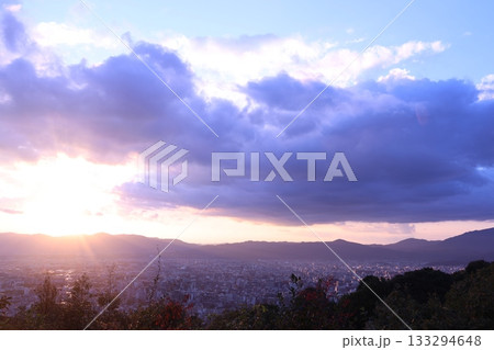 山から見た夕暮れの街 133294648