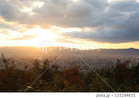 山から見た夕暮れの街 133294655