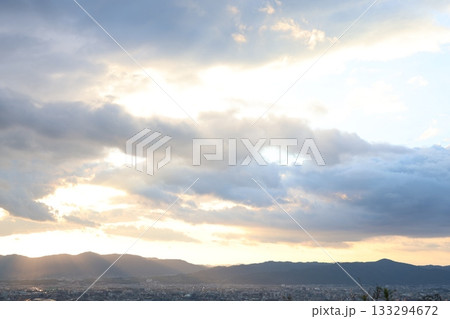 山から見た夕暮れの街 133294672