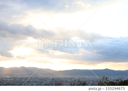 山から見た夕暮れの街 山から見た夕暮れの街 133294673