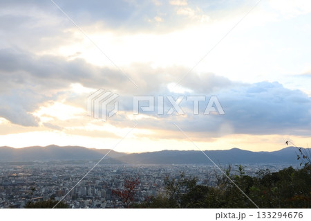 山から見た夕暮れの街 山から見た夕暮れの街 133294676