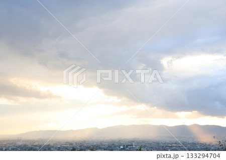 山から見た夕暮れの街 山から見た夕暮れの街 133294704