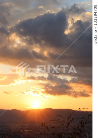 雲から顔を出す太陽 133294709