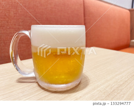 ジョッキに入った生ビール 冷えたクラフトビール ジョッキに入った生ビール 冷えたクラフトビール 133294777