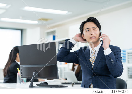 オフィスで働く若いビジネスマン オフィスで働く若いビジネスマン 133294820