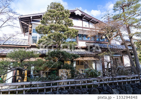 冬の嵯峨野　街角のカフェのたたずまい　京都府京都市右京区 133294848