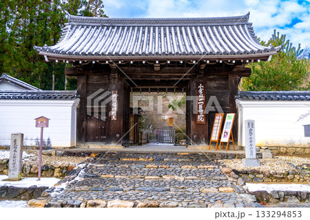 冬の嵯峨野 二尊院の総門 京都府京都市右京区 冬の嵯峨野 二尊院の総門 京都府京都市右京区 133294853