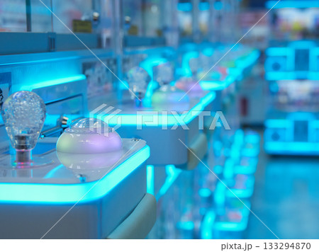 名古屋の観光名所大須商店街のゲームセンターの様子 133294870