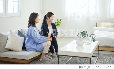 ミドル女性に説明をする若いビジネスウーマン ミドル女性に説明をする若いビジネスウーマン 133294927