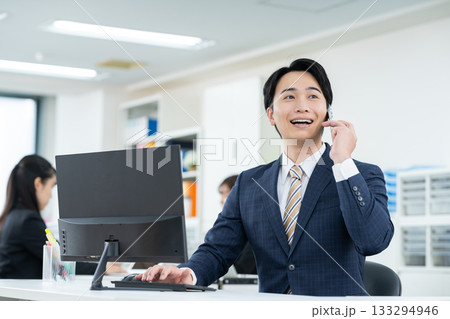 オフィスで働く若いビジネスマン オフィスで働く若いビジネスマン 133294946