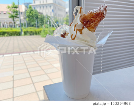 クロワッサン入りのソフトクリーム サクサクのクロワッサンにソフトクリーム 133294968