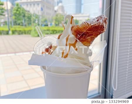 クロワッサン入りのソフトクリーム サクサクのクロワッサンにソフトクリーム クロワッサン入りのソフトクリーム サクサクのクロワッサンにソフトクリーム 133294969
