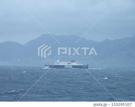 ジブラルタル海峡 フェリーからスペイン方向の景色 アルヘシラス-新タンジェ間 悪天候 ジブラルタル海峡 フェリーからスペイン方向の景色 アルヘシラス-新タンジェ間 悪天候 133295107