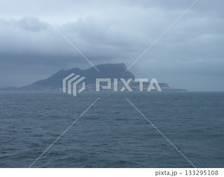 ジブラルタル海峡 フェリーからジブラルタルロックの景色 アルヘシラス-新タンジェ間 悪天候 ジブラルタル海峡 フェリーからジブラルタルロックの景色 アルヘシラス-新タンジェ間 悪天候 133295108