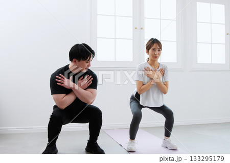 パーソナルトレーナーにトレーニングを受ける若い女性 パーソナルトレーナーにトレーニングを受ける若い女性 133295179