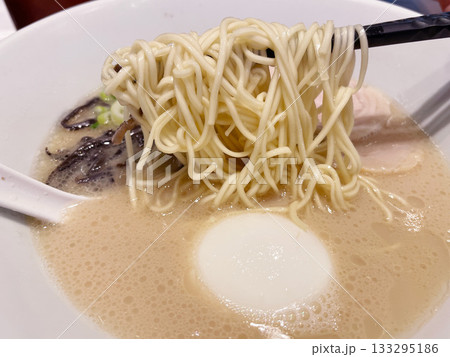 味玉入りとんこつラーメン 濃厚白湯スープの一杯 味玉入りとんこつラーメン 濃厚白湯スープの一杯 133295186