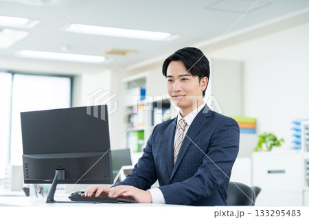 オフィスで働く若いビジネスマン オフィスで働く若いビジネスマン 133295483