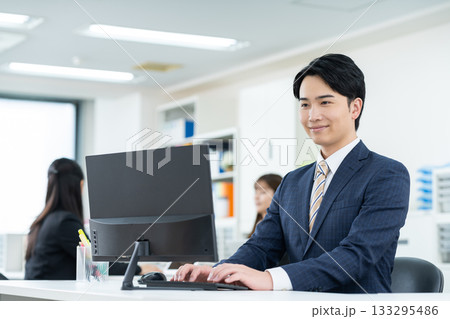 オフィスで働く若いビジネスマン 133295486