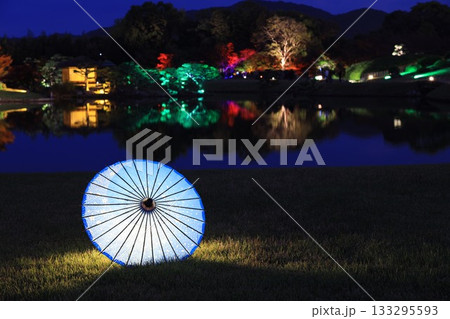 ライトアップされた岡山城と後楽園 133295593